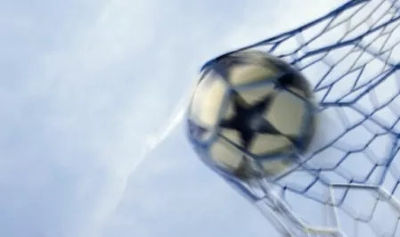Ball im Fußballtornetz