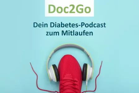 Das Titelbild von Doc2Go - Dein Diabetes-Podcast zum Mitlaufen besteht aus einem türkisen Hintergrund auf dem ein roter Laufschuh zu sehen ist. Über dem Schuh sind Kopfhörer platziert. Im rechten Eck ist ein kleines Logo zu sehen. Zwei rote Personen spazieren unter großen Kopfhörern
