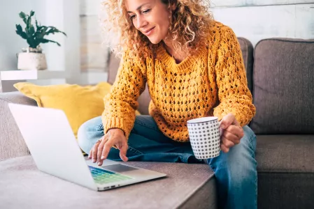 Junge Frau vor dem Laptop