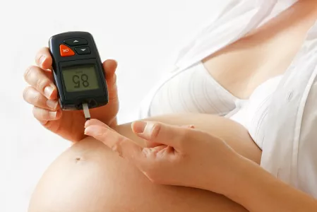 Schwangere beim Blutzuckermessen