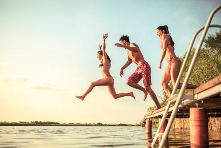 Jugendliche springen in den See