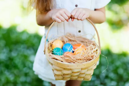 Mädchen mit einem mit Eiern gefüllten Korb