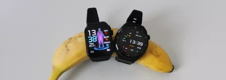 Zwei Smartwatches um eine Banane