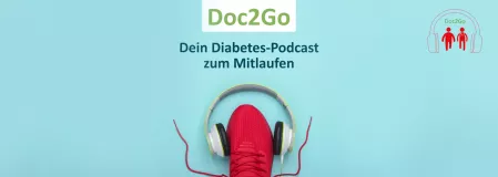 Das Titelbild von Doc2Go - Dein Diabetes-Podcast zum Mitlaufen besteht aus einem türkisen Hintergrund auf dem ein roter Laufschuh zu sehen ist. Über dem Schuh sind Kopfhörer platziert. Im rechten Eck ist ein kleines Logo zu sehen. Zwei rote Personen spazieren unter großen Kopfhörern