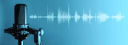 Ein Mikrofon und Ausschläge von Tönen auf einem blauen Hintergrund