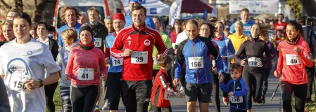 Läufer und Läuferinnen beim Family fun run in Dresden