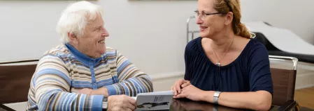 Ältere Patientin/Frau bei Arzt/Diabetesberater