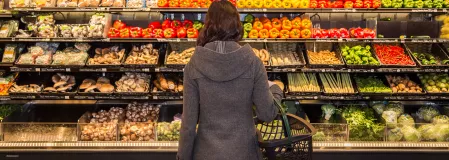 Frau im Supermarkt