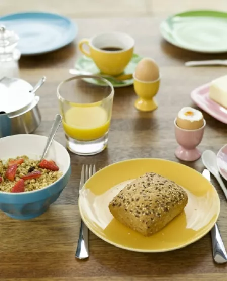 Frühstück mit Brötchen und Ei