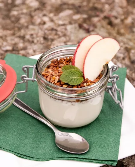Joghurt mit Granola und Apfel