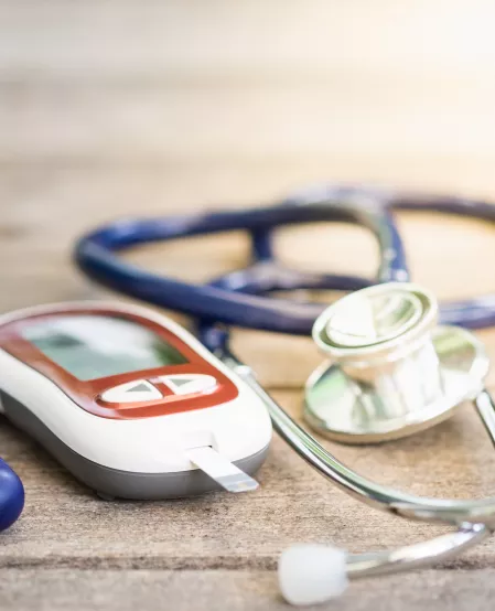 Medizinische Geräte wie Insulinpen und Stetoskop