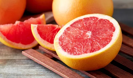 aufgeschnitte und ganze Grapefruits