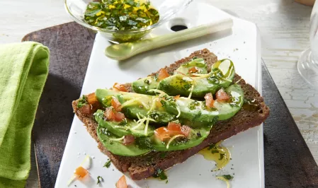 Eiweißbrot mit Avocado in Zitronen-Kräuter-Öl