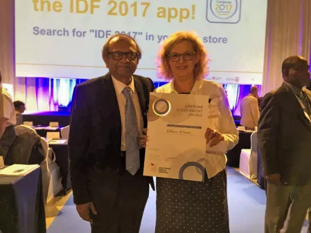 Dr. Stefanie Gerlach nimmt die Urkunde für den Lifetime Achievement Award stellvertretend für Prof. Danne vom scheidenden Präsident IDF, Prof. Sadikot, entgegen