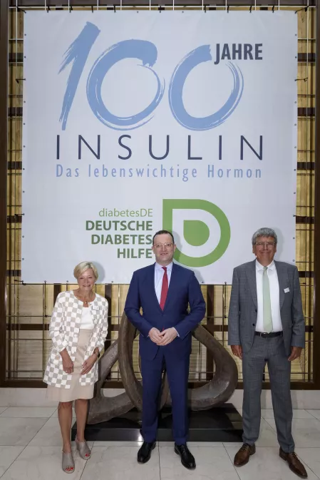 Event 100 Jahre Insulin: Mattig-Fabian, Spahn und Dr. Kröger vor Banner