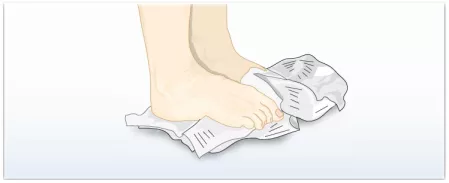 Übung 10: Zeitungsseite zerknüllen, glattstreichen, zerreißen, Schnipsel mit den Füßen auf eine zweite Zeitungsseite legen