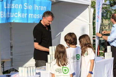 Fußballspiel FC Bundestag vs. FC Diabetologie 2017 - Auch das junge Publikum ist interessiert