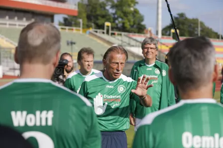 FC Diabetologie vs. FC Bundestag 12. Juni 2018: Mannschaftsbriefing durch Christoph Daum