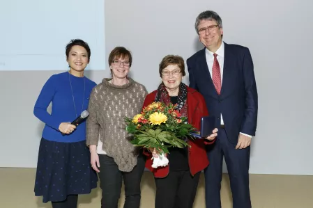 Die Mehnert-Medaille 2016 für ihr perfektes Selbstmanagement in 69 Jahren Diabetes geht an Ingrid Zimmer.