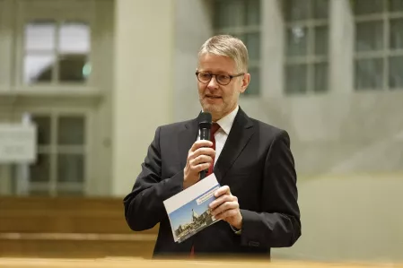 Pfarrer Feydt begrüßt die Gäste in der Frauenkirche