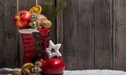 Nikolausstiefel mit Gebäck und Nüssen zu Weihnachten