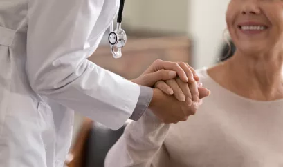 Arzt hält einer Frau die Hand, Zuversicht und Hoffnung