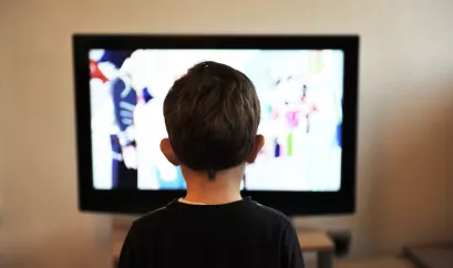 Kind vor Fernseher - Werbung