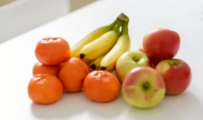 Frisches Obst mit Banane, Orangen und Äpfeln
