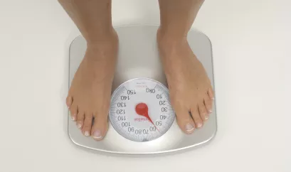 Mensch auf Waage - Übergewicht