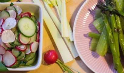 Spargel-Sellerie mit Radieschen-Gurken-Salat