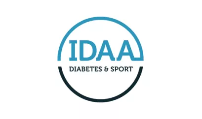 Logo von IDAA. In einem Kreis steht "IDAA" in einem hellen blau. Darunter ist "Diabetes & Sport" in schwarz geschrieben