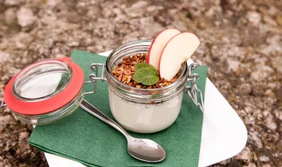 Joghurt mit Granola und Apfel