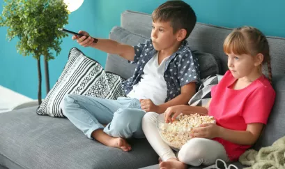 Kinder schauen Fernseh