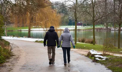 Paar geht im Winter spazieren