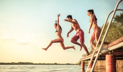 Jugendliche springen in den See