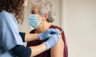 Ältere Frau erhält Impfung