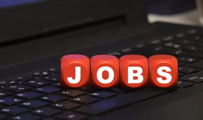 Würfel mit Aufschrift Jobs auf Laptop-Tastatur
