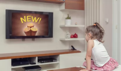 Kind sieht Süßigkeitenwerbung im Fernsehen