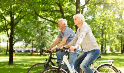 Paar fährt zusammen Fahrrad im Park