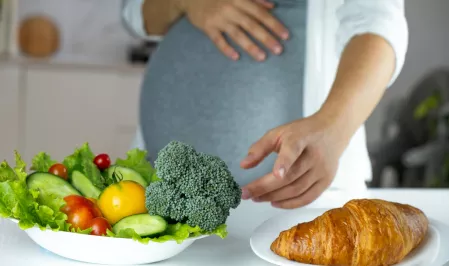 Schwangerschaft  Schwangere wählt gesunde Ernährung