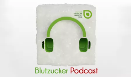 Grüner Kopfhörer auf einem Stück Würfelzucker, in grüner Schrift das Wort "Blutzucker", in roter Schrift das Wort "Podcast"