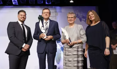 Thomas-Fuchsberger-Preis 2022 - Preisträger mit Jennifer und Julien Fuchsberger