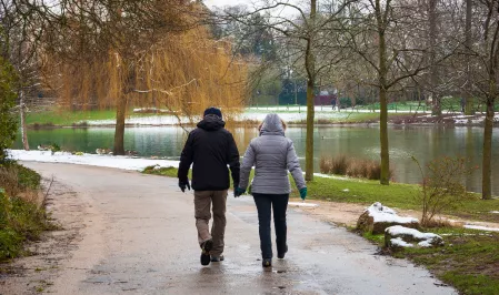 Paar geht im Winter spazieren